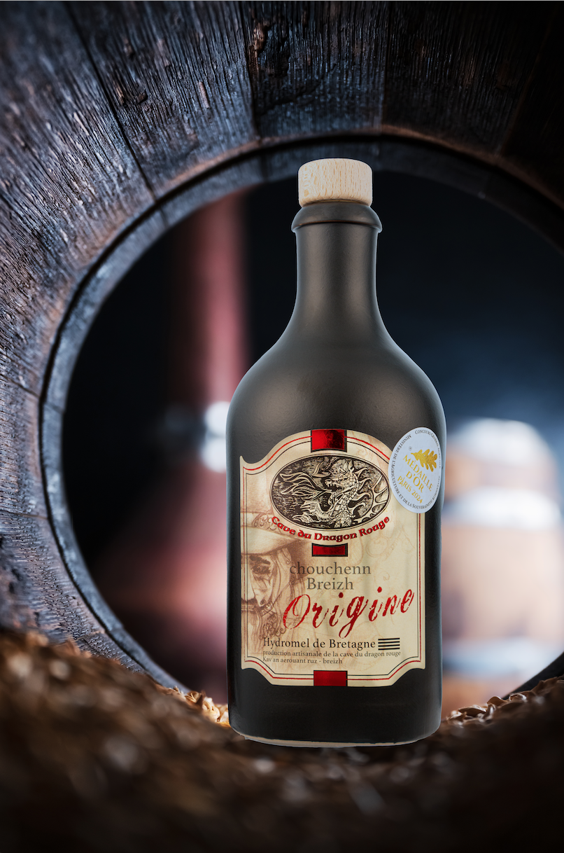 Cuvée Origine du Dragon Rouge posée dans un fût de chêne, illustration de notre philosophie artisanale