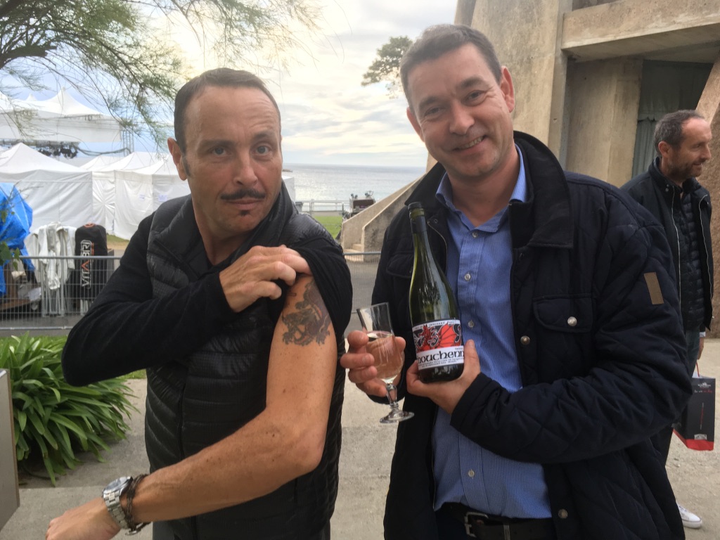 L'intérieur de la Cave du Dragon Rouge à Dinard — fûts de chêne et équipements de vinification artisanale